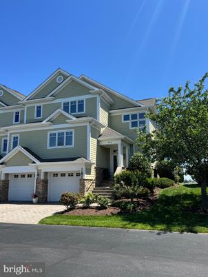 Attached, Exterior, Facade, American Craftsman