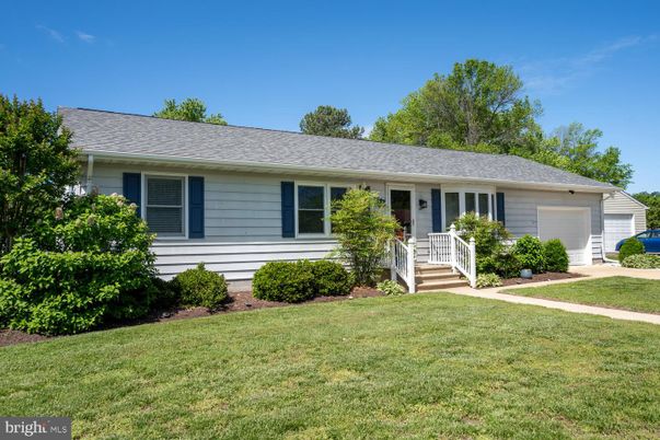 Attached, Exterior, Facade, Ranch