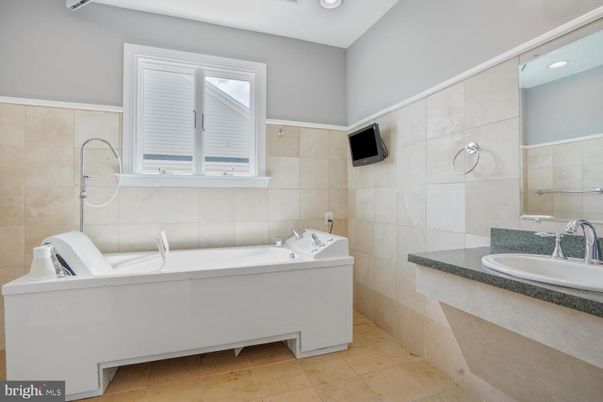 Bathroom, Dual Sink Vanities, Interior, Recessed Lighting