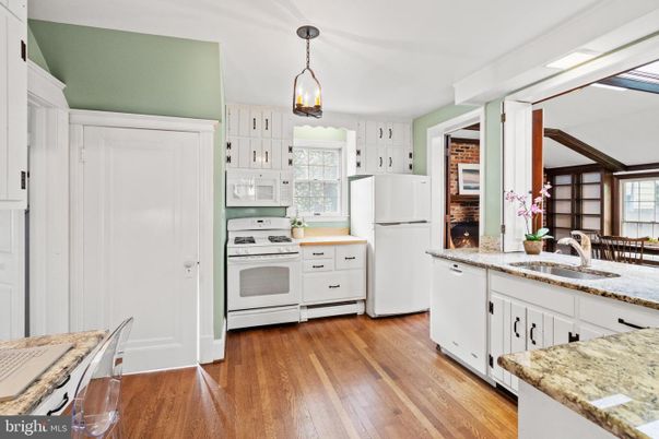 Interior, Kitchen, Pendant Lights, Wood Texture Flooring
