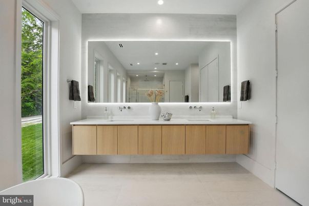Bathroom, Dual Sink Vanities, Interior, Recessed Lighting