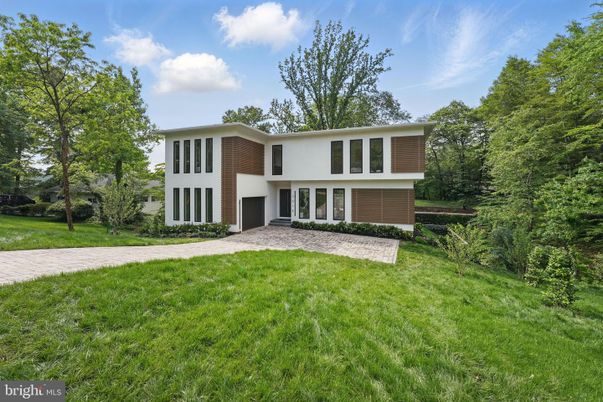 Backyard, Exterior, Facade, Raised Ranch