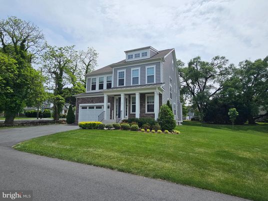Attached, Exterior, Facade, American Foursquare