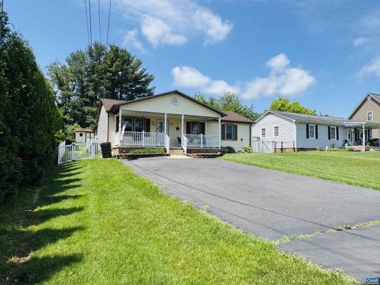 Backyard, Exterior, Facade, Ranch