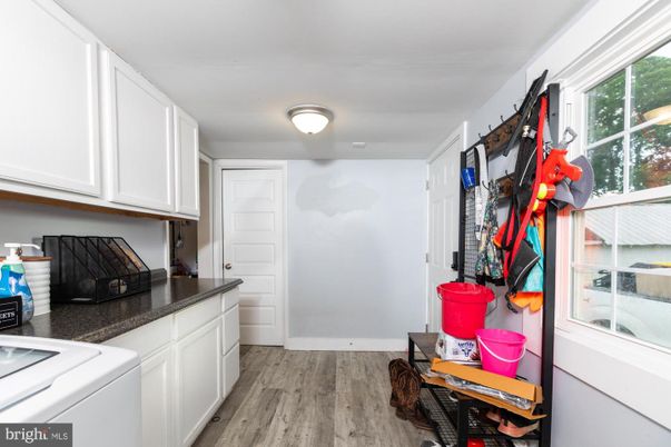 Interior, Washer, Wood Texture Flooring