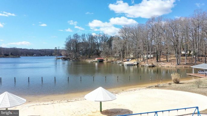 Exterior, Lake