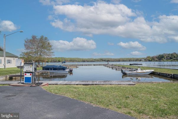 Exterior, Lake