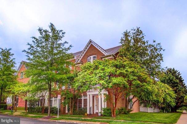 Exterior, Facade, Brick Facade, Queen Anne Victorian