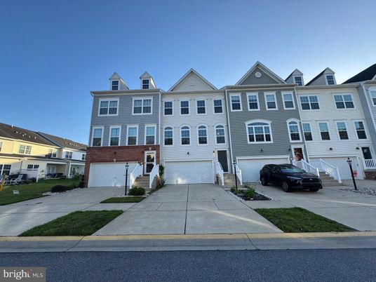 Attached, Exterior, Facade, Rowhouse