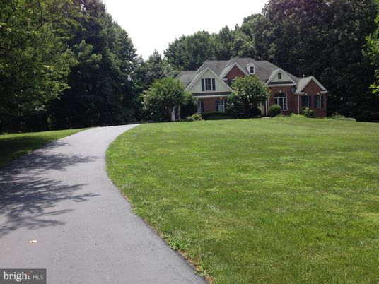 Backyard, Exterior, Facade, Brick Facade, Ranch