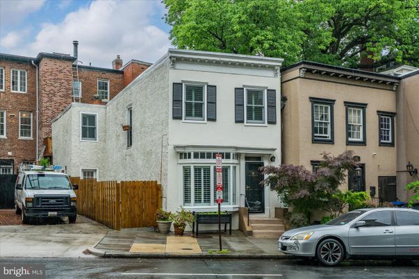 Exterior, Facade, Rowhouse
