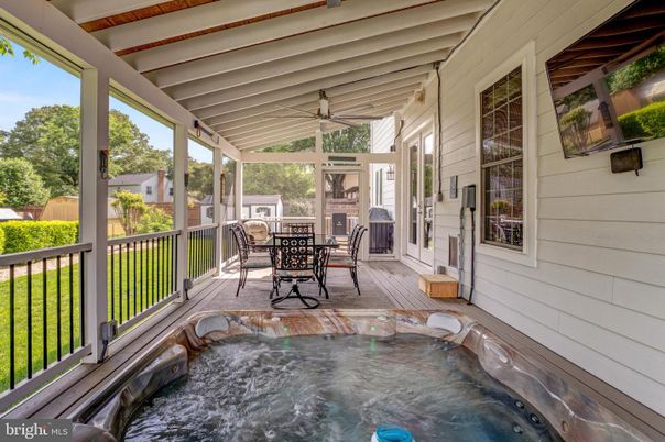 Dining room, Hot Tub, Interior, Sun Room