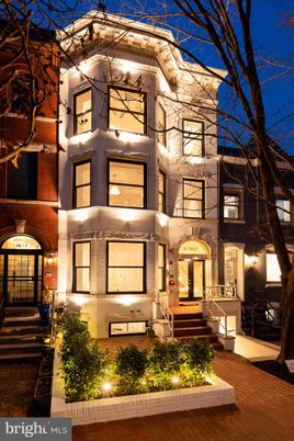 Exterior, Facade, Rowhouse