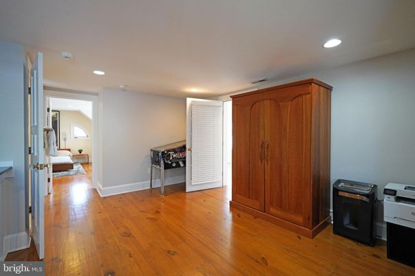 Interior, Recessed Lighting, Washer, Wood Texture Flooring