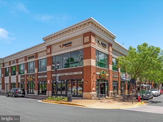Exterior, Facade, Brick Facade, Chicago School