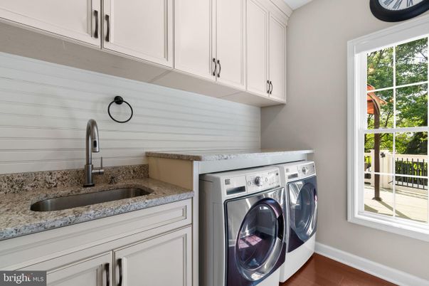 Interior, Washer, Wood Texture Flooring