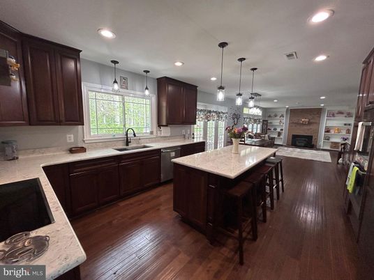 Fireplace, Interior, Kitchen, Pendant Lights, Recessed Lighting, Wood Texture Flooring