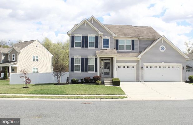 Attached, Exterior, Facade, Farmhouse