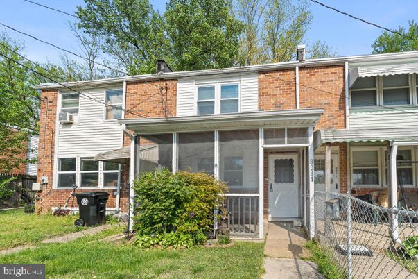 Exterior, Facade, Brick Facade, American Foursquare