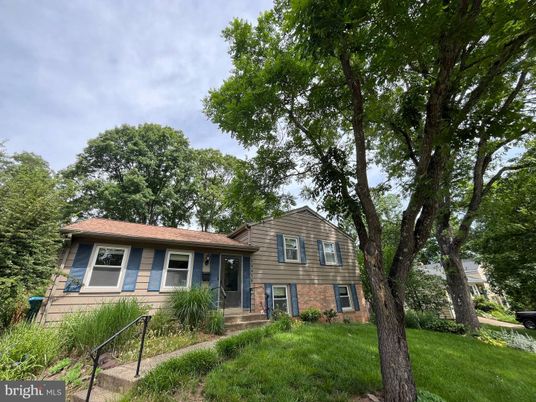 Backyard, Exterior, Facade, Split Level