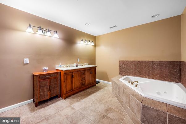 Bathroom, Dual Sink Vanities, Interior, Recessed Lighting