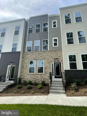 Exterior, Facade, Rowhouse