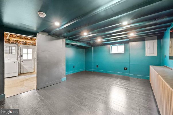 Empty room, Interior, Recessed Lighting, Washer, Wood Texture Flooring
