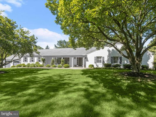 Backyard, Exterior, Facade, Ranch