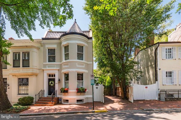 Exterior, Facade, Queen Anne Victorian