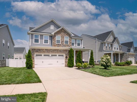 Attached, Exterior, Facade, Farmhouse