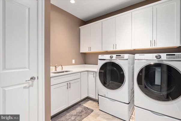 Interior, Recessed Lighting, Washer, Wood Texture Flooring