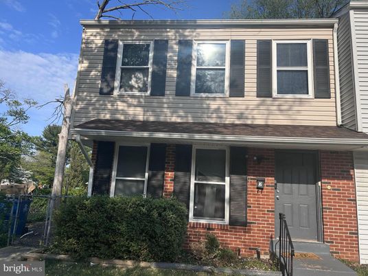 Exterior, Facade, Brick Facade, American Foursquare