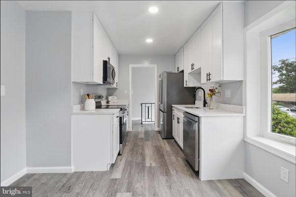 Interior, Kitchen, Recessed Lighting, Washer, Wood Texture Flooring