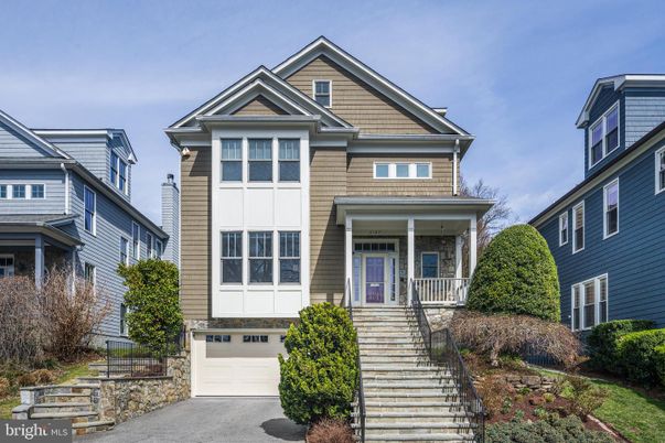Attached, Exterior, Facade, Queen Anne Victorian