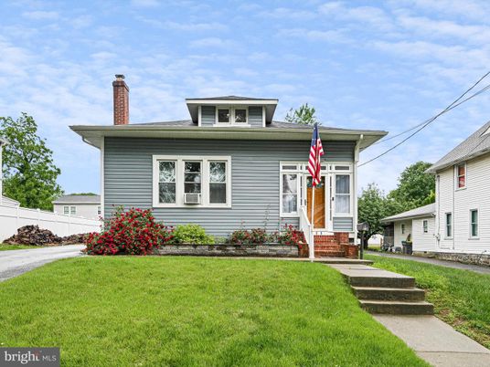 Exterior, Facade, American Foursquare