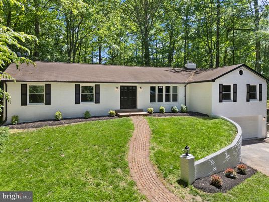 Attached, Exterior, Facade, Ranch