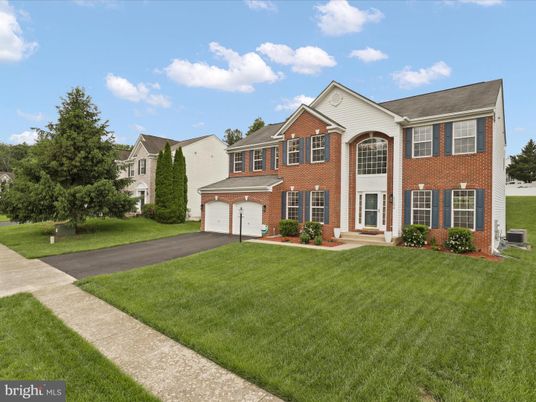 Attached, Backyard, Exterior, Facade, Brick Facade, Georgian