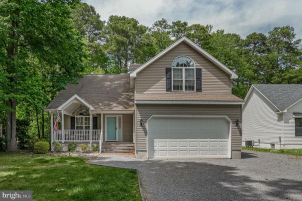 Attached, Exterior, Facade, Ranch