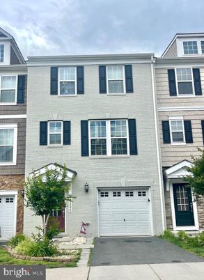 Attached, Exterior, Facade, Rowhouse