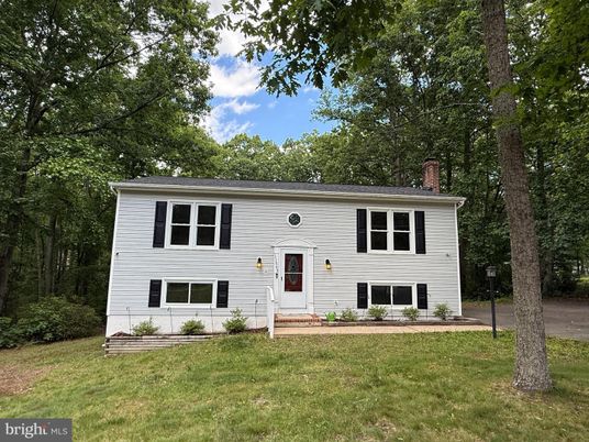Backyard, Exterior, Facade, Raised Ranch