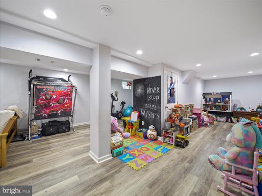 Fitness Equipment, Interior, Recessed Lighting, Wood Texture Flooring