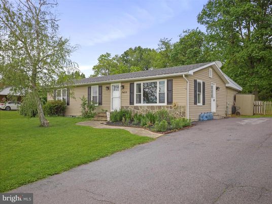 Exterior, Facade, Ranch