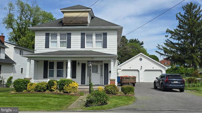 Attached, Exterior, Facade, American Foursquare