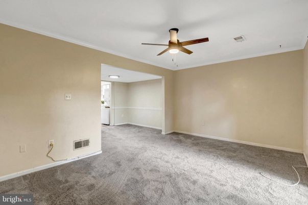 Empty room, Interior