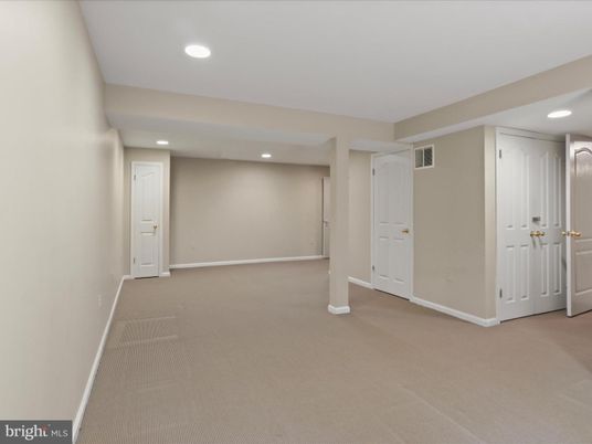 Empty room, Interior, Recessed Lighting