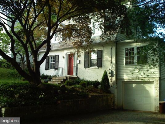 Attached, Exterior, Facade, Cape Cod