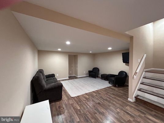 Interior, Recessed Lighting, Wood Texture Flooring
