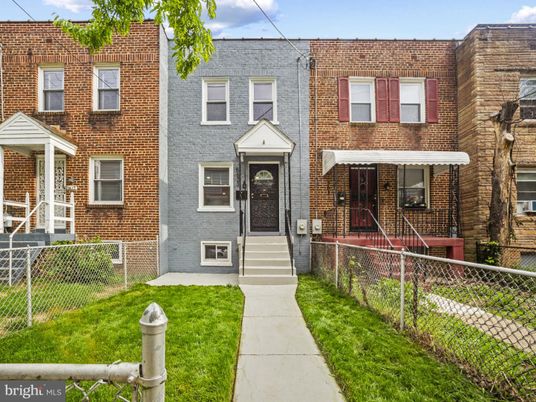 Exterior, Facade, Brick Facade, Rowhouse