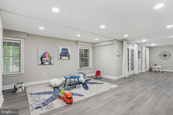 Interior, Recessed Lighting, Wood Texture Flooring