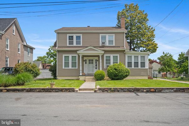 Exterior, Facade, American Foursquare